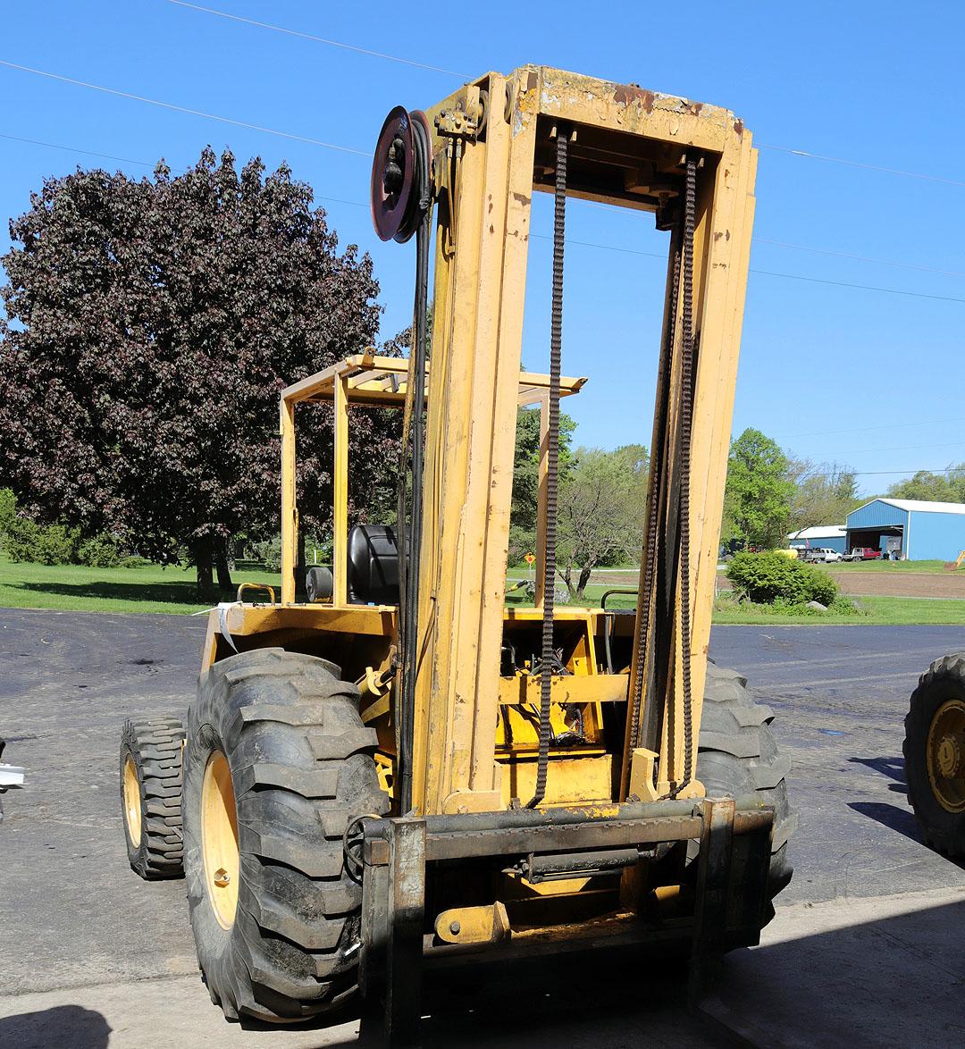 SANDERSON MECHANICAL 4WD YARD FORK LIFT 21' MAST 5000LB CAPACITY W/ ROPS, SHUTTLE TRANSMISSION NEEDS