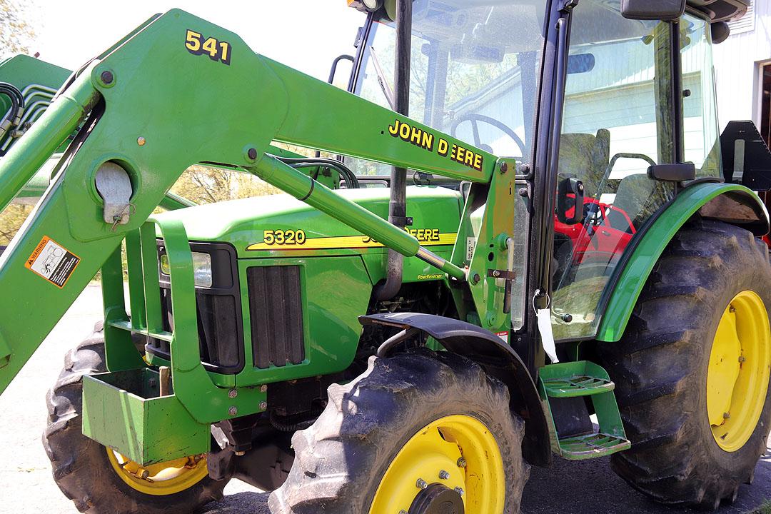 JOHN DEERE MODEL 5320 DIESEL CAB FRONT WHEEL ASSIST, ONLY 1680HRS W/ MODEL 541 LOADER W/ 5' BUCKET,