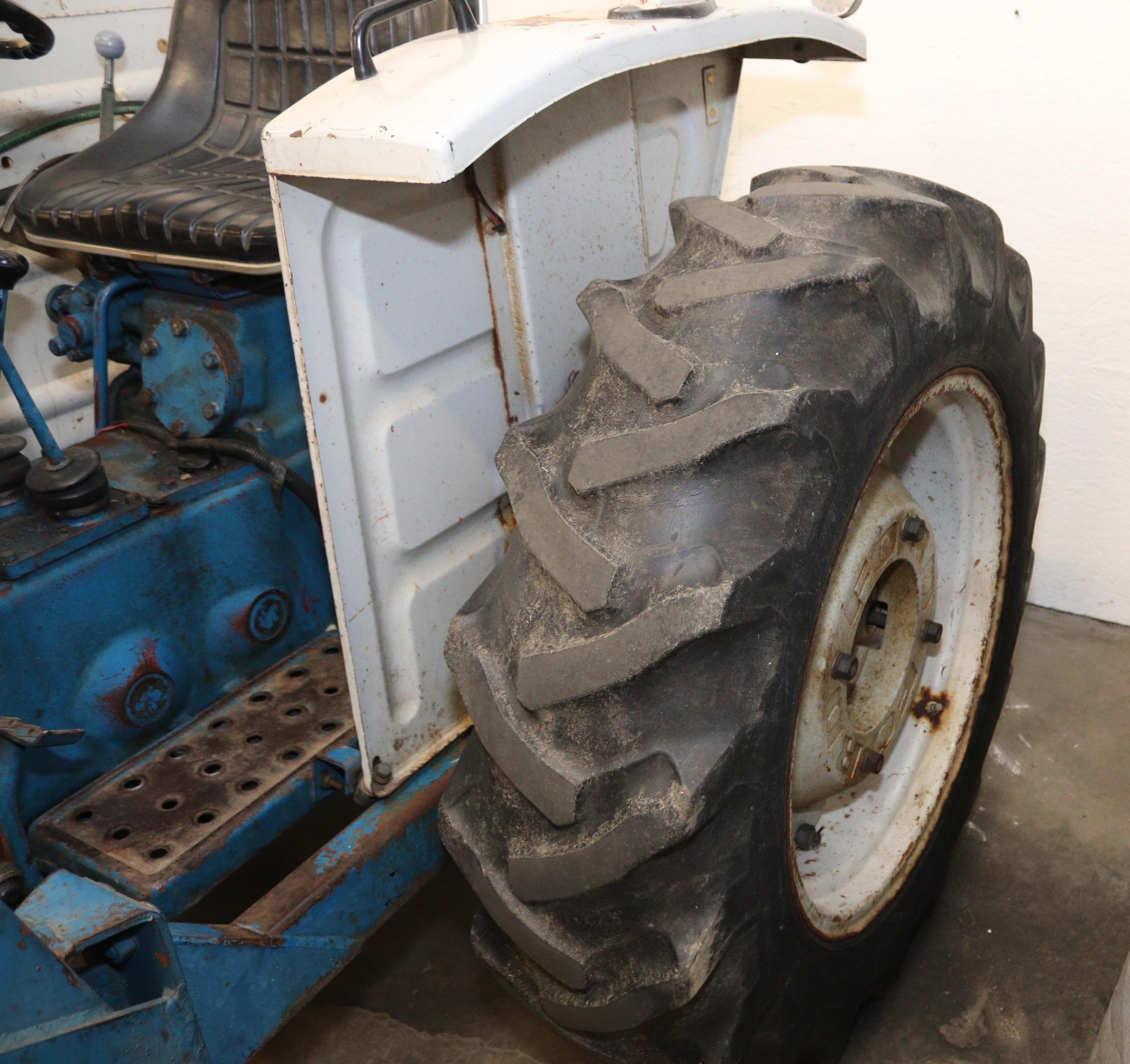 Ford 1000 Diesel Tractor, 2144 Hours, 3 pt. and Kelly Loader 4' with Wheel Weights, Full Set of Chai