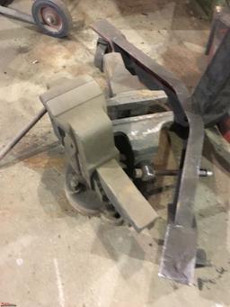 FABRICATED TRANSMISSION JACK AND BENCH VISES (2), 4 1/2" VISE AND 6" VISE