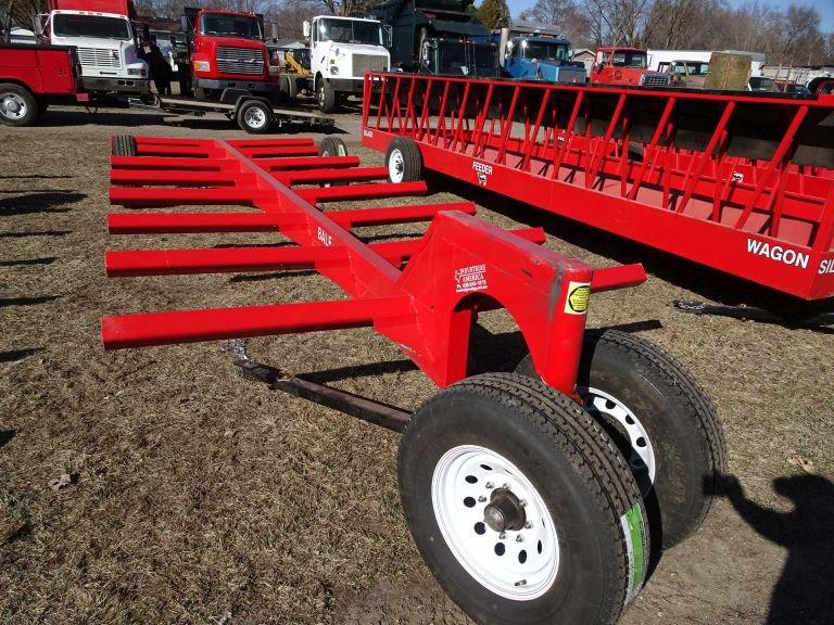 NEW 625 ROUND BALE TRAILER WITH ROAD RUNNER HITCH, S/N 62501831402