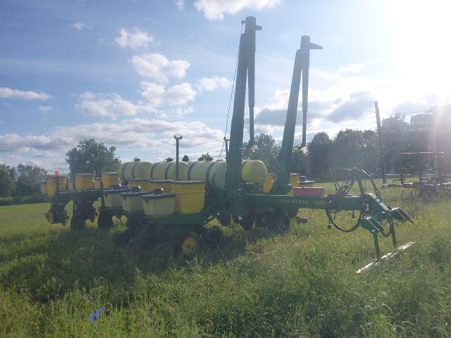 JOHN DEERE 7000 12-ROW PLANTER, 30'' SPACING, NO-TILL COULTER, HYDRAULIC FO