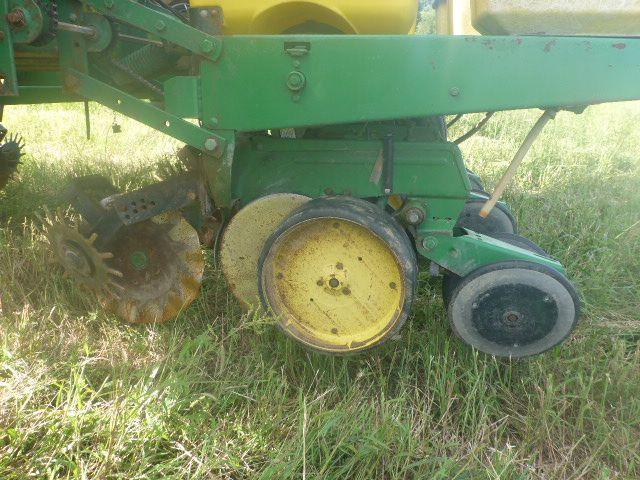 JOHN DEERE 7000 12-ROW PLANTER, 30'' SPACING, NO-TILL COULTER, HYDRAULIC FO