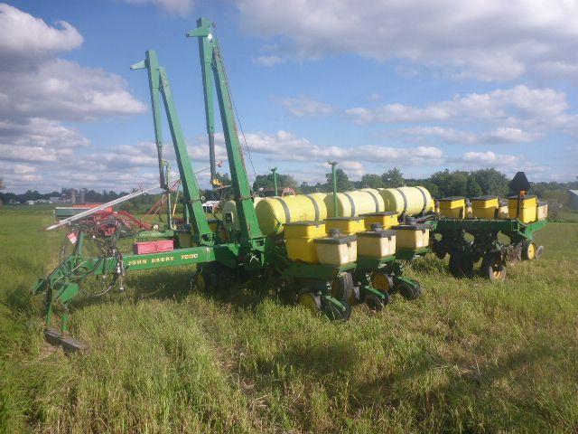 JOHN DEERE 7000 12-ROW PLANTER, 30'' SPACING, NO-TILL COULTER, HYDRAULIC FO