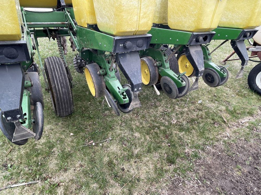 JOHN DEERE 7200 MAX EMERGE 2 4-ROW PLANTER, 30'' ROWS, NEW PRECISION CORN METERS, SOYBEAN CUPS, MONI
