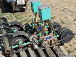 GRAMOR 2-ROW 3-LINE CARROT PLANTER