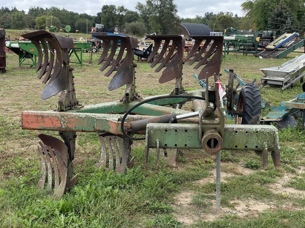 OLIVER WHITE ROLL OVER PLOW, 4-BOTTOM 18'' WITH SLATS, ON LAND HITCH