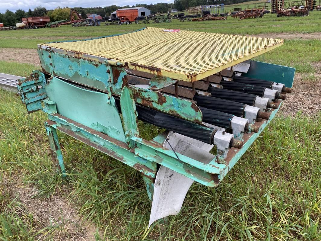 RADISH TAILER, 36'' X 36''