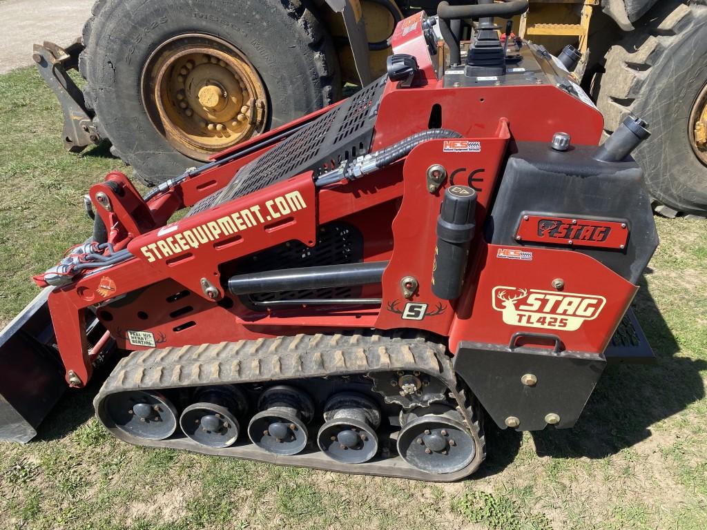 2022 STAG TL425 STAND ON TRACK LOADER, KUBOTA TIER 4 DIESEL ENGINE, 25HP, AUX HYD. MANUAL COUPLER, R