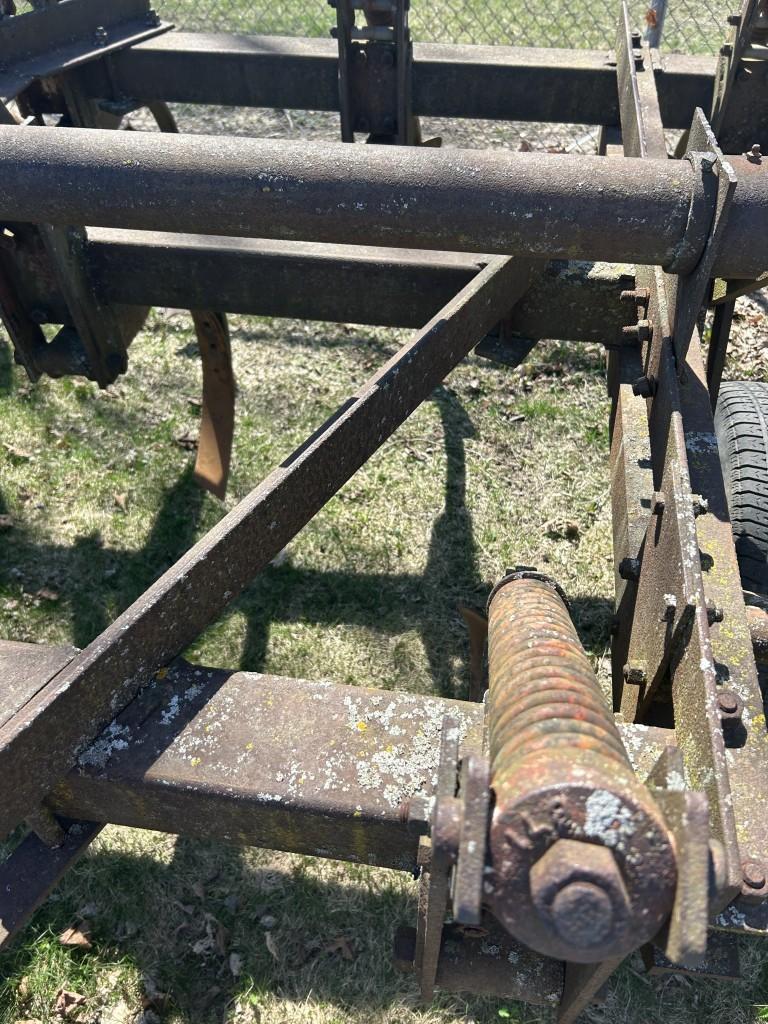 GLENCOE 11-SHANK CHISEL PLOW