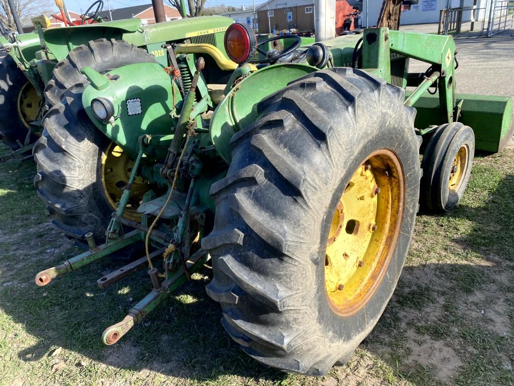JOHN DEERE 1520 TRACTOR WITH JOHN DEERE 145 LOADER, 3PT, PTO, 1-REMOTE, GAS ENGINE, 16.9-28 REAR TIR