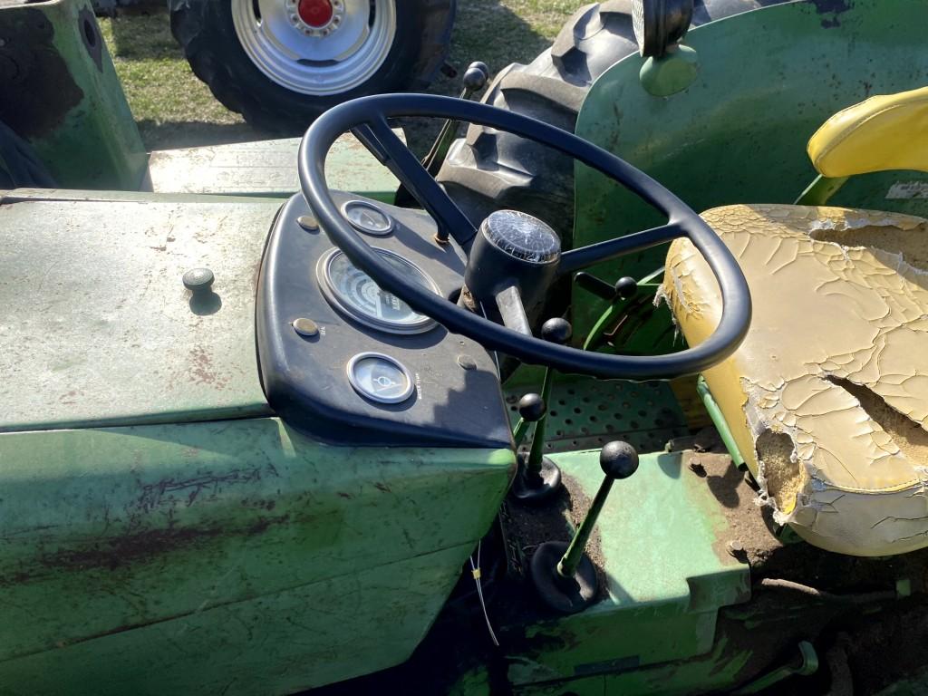 JOHN DEERE 1520 TRACTOR WITH JOHN DEERE 145 LOADER, 3PT, PTO, 1-REMOTE, GAS ENGINE, 16.9-28 REAR TIR