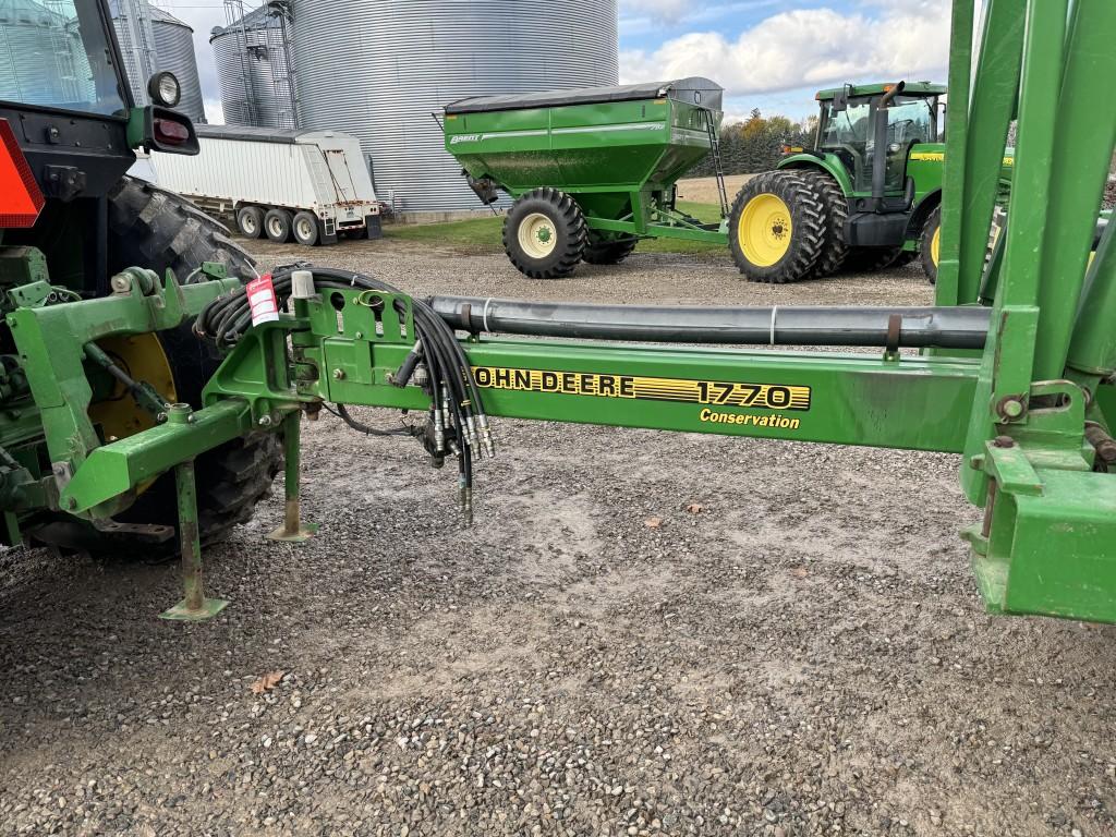 JOHN DEERE 1770 CONSERVATION 12 ROW PLANTER