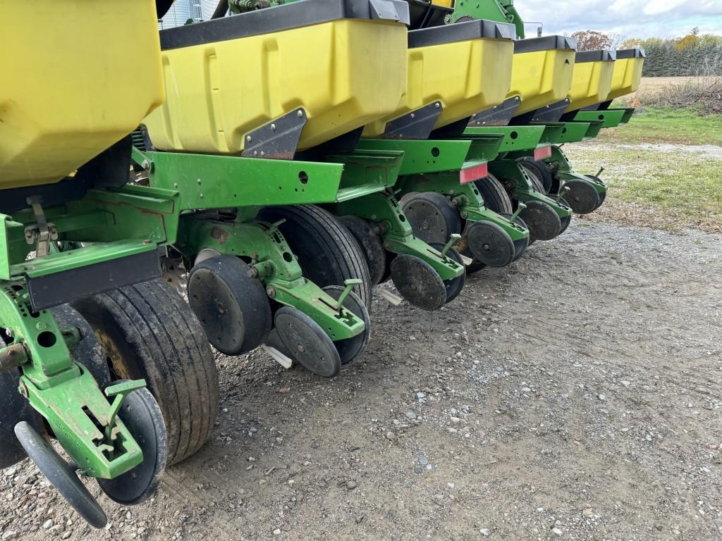 JOHN DEERE 1770 CONSERVATION 12 ROW PLANTER