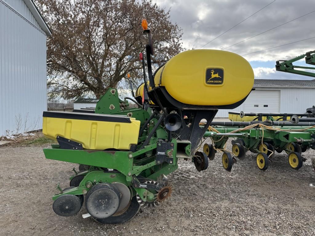 JOHN DEERE 1770 CONSERVATION 12 ROW PLANTER