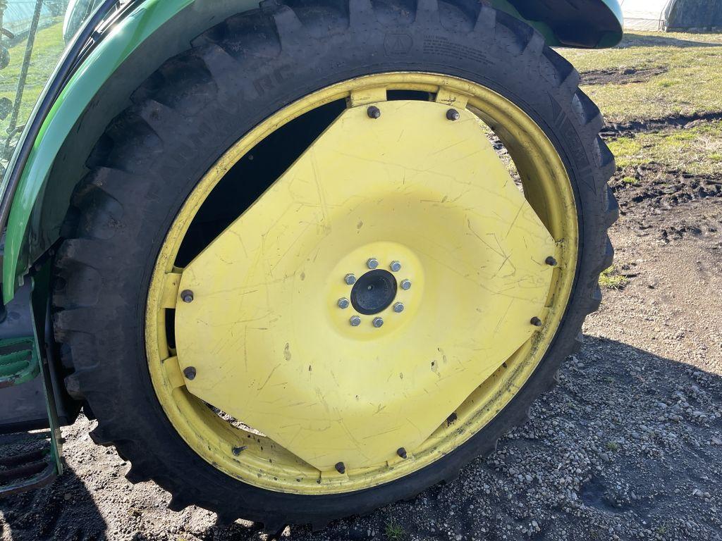 JOHN DEERE 5525 TRACTOR, 4WD, DIESEL, SYNCSHUTTLE TRANS, 3 PT., 540 PTO, 2 REMOTES, HEAT, A/C, 9.5R4