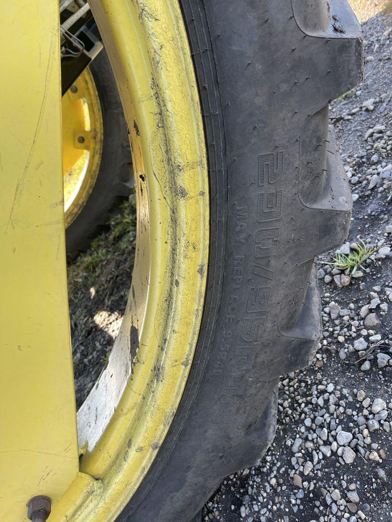 JOHN DEERE 5525 TRACTOR, 4WD, DIESEL, SYNCSHUTTLE TRANS, 3 PT., 540 PTO, 2 REMOTES, HEAT, A/C, 9.5R4