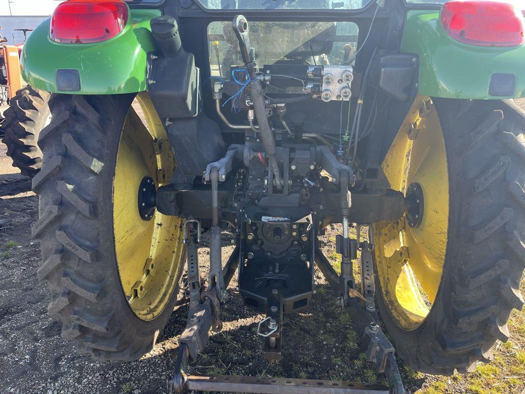 JOHN DEERE 5525 TRACTOR, 4WD, DIESEL, SYNCSHUTTLE TRANS, 3 PT., 540 PTO, 2 REMOTES, HEAT, A/C, 9.5R4
