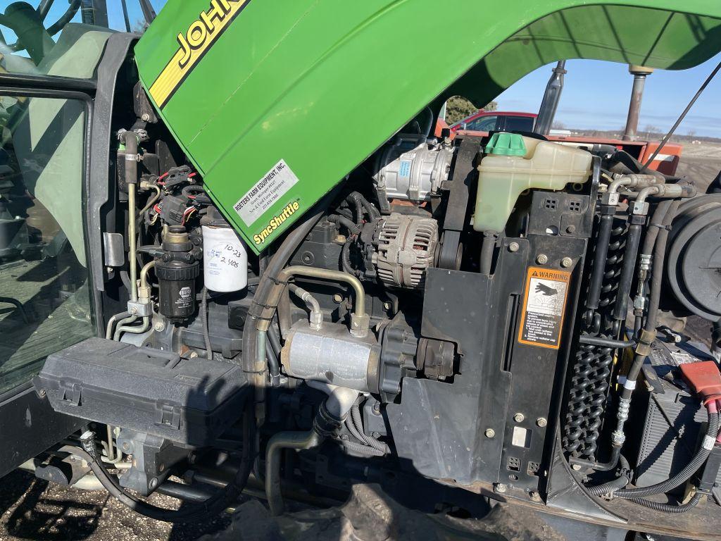 JOHN DEERE 5525 TRACTOR, 4WD, DIESEL, SYNCSHUTTLE TRANS, 3 PT., 540 PTO, 2 REMOTES, HEAT, A/C, 9.5R4