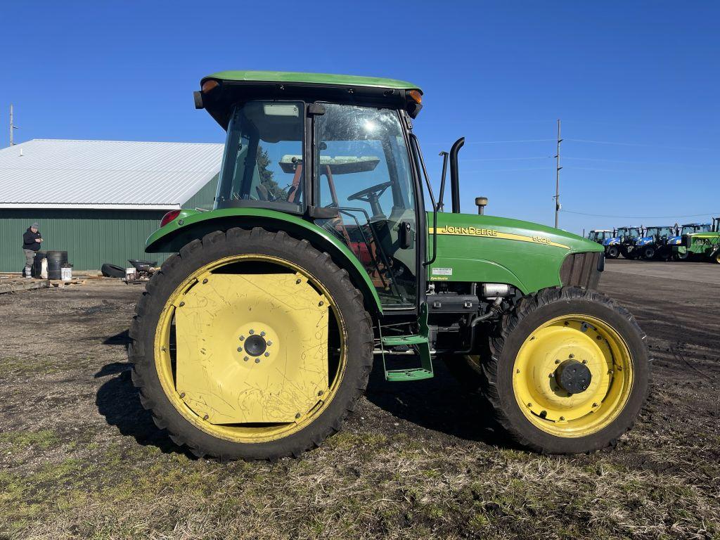 JOHN DEERE 5525 TRACTOR, 4WD, DIESEL, SYNCSHUTTLE TRANS, 3 PT., 540 PTO, 2 REMOTES, HEAT, A/C, 9.5R4