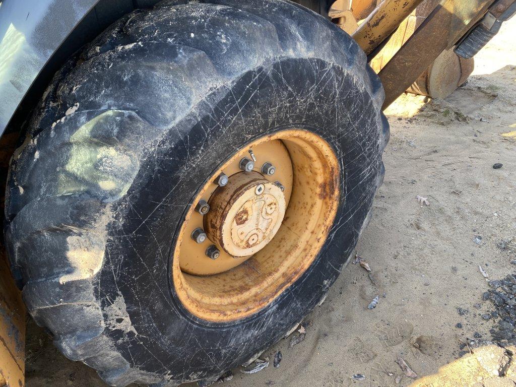 CASE 580L LOADER BACKHOE, 4X4, CAB, 82'' FRONT BUCKET, 23'' REAR BUCKET, REAR OUTRIGGERS, MISSING LO