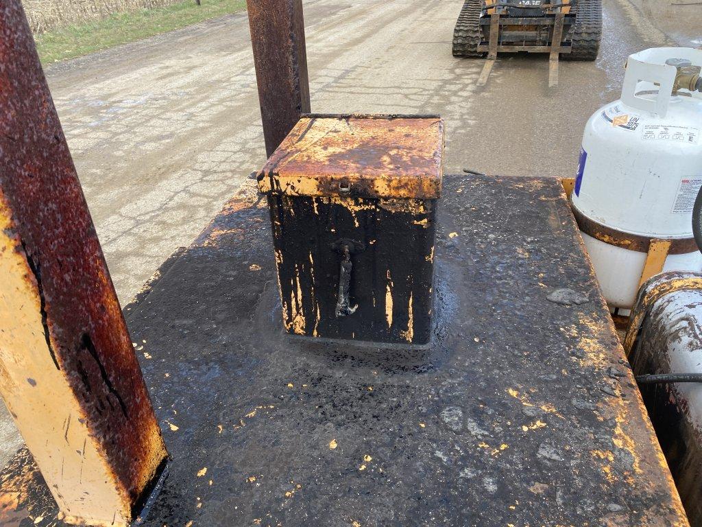 LEEBOY TACK TANK, HONDA GX-160 GAS ENGINE, LP TANK, APPROX, 4' X 4' X 32'' TALL TANK, WITH SPRAYER A