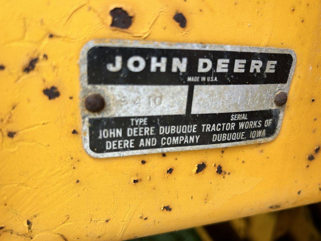 JOHN DEERE 410B LOADER BACKHOE, CAB, MISSING SOME GLASS, CRACKED GLASS, OUTRIGGERS, 18'' BUCKET, 88'