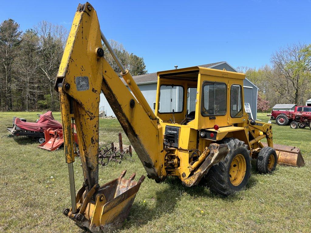 JOHN DEERE 410B LOADER BACKHOE, CAB, MISSING SOME GLASS, CRACKED GLASS, OUTRIGGERS, 18'' BUCKET, 88'