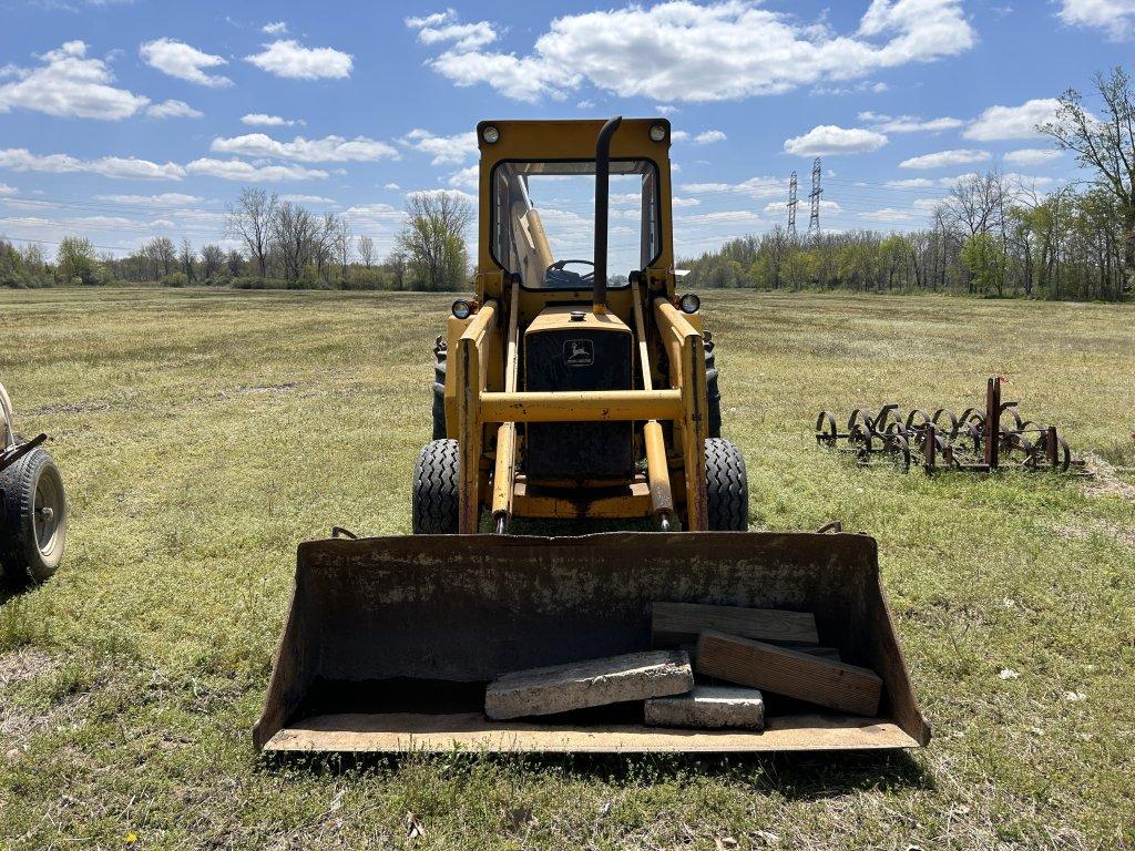 JOHN DEERE 410B LOADER BACKHOE, CAB, MISSING SOME GLASS, CRACKED GLASS, OUTRIGGERS, 18'' BUCKET, 88'