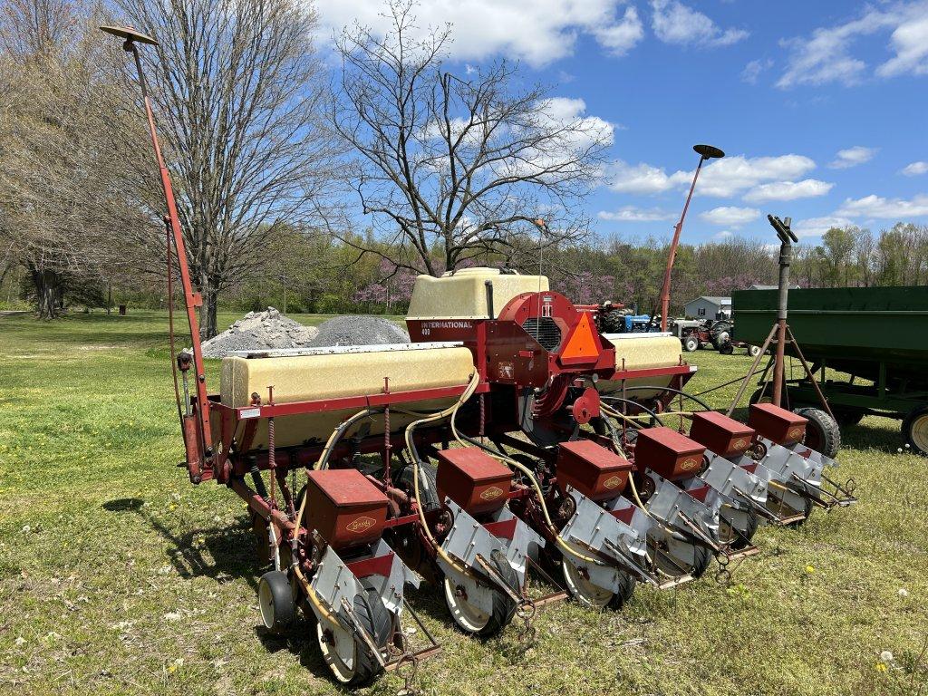 INTERNATIONAL 400 6-ROW PLANTER, GANDY HOPPERS, S/N: 0970073U046037