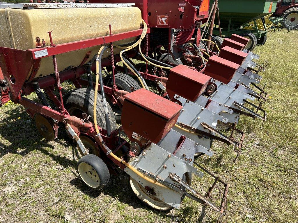 INTERNATIONAL 400 6-ROW PLANTER, GANDY HOPPERS, S/N: 0970073U046037