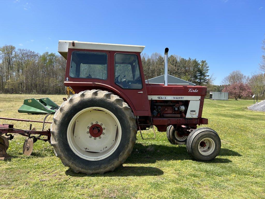 INTERNATIONAL FARMALL 1566 TRACTOR, CAB, 3PT, PTO, 2-REMOTES, PTO, 540 & 1000, 18.4-38 REAR DUALS, 5