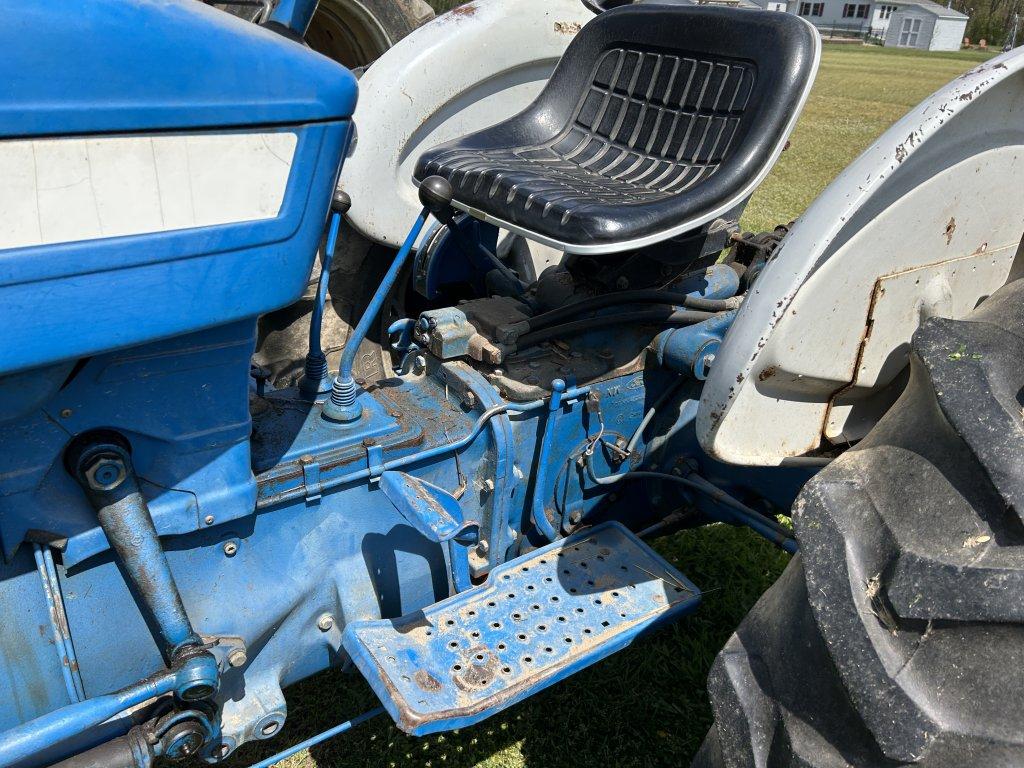 FORD 3600 TRACTOR, 3PT, PTO, 1-REMOTE, 13.6-28 REAR TIRES, DIESEL, 3721 HOURS SHOWING