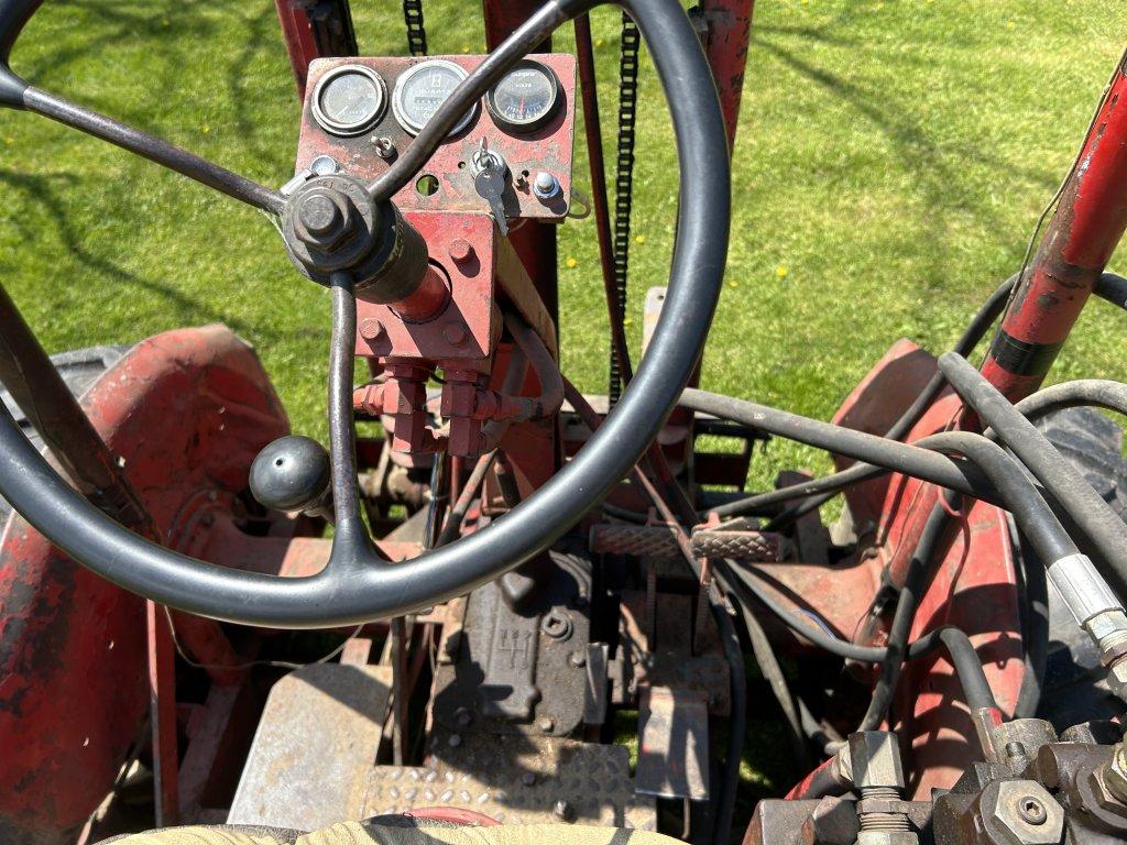 MCCORMICK FARMALL BN TRACTOR/ROUGH TERRAIN LIFT, 2-STAGE, 46'' FORKS, 2WD, 11.4-24 FRONT TIRES, REAR