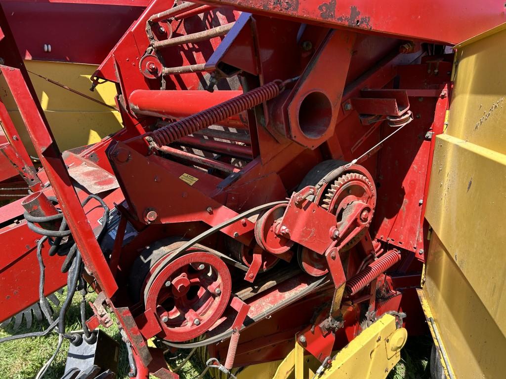 NEW HOLLAND 853 ROUND BALER, 6' PICKUP, WITH MONITOR, TWINE WRAP, BALE SIZE 5' X 6', 540 PTO, S/N: 7