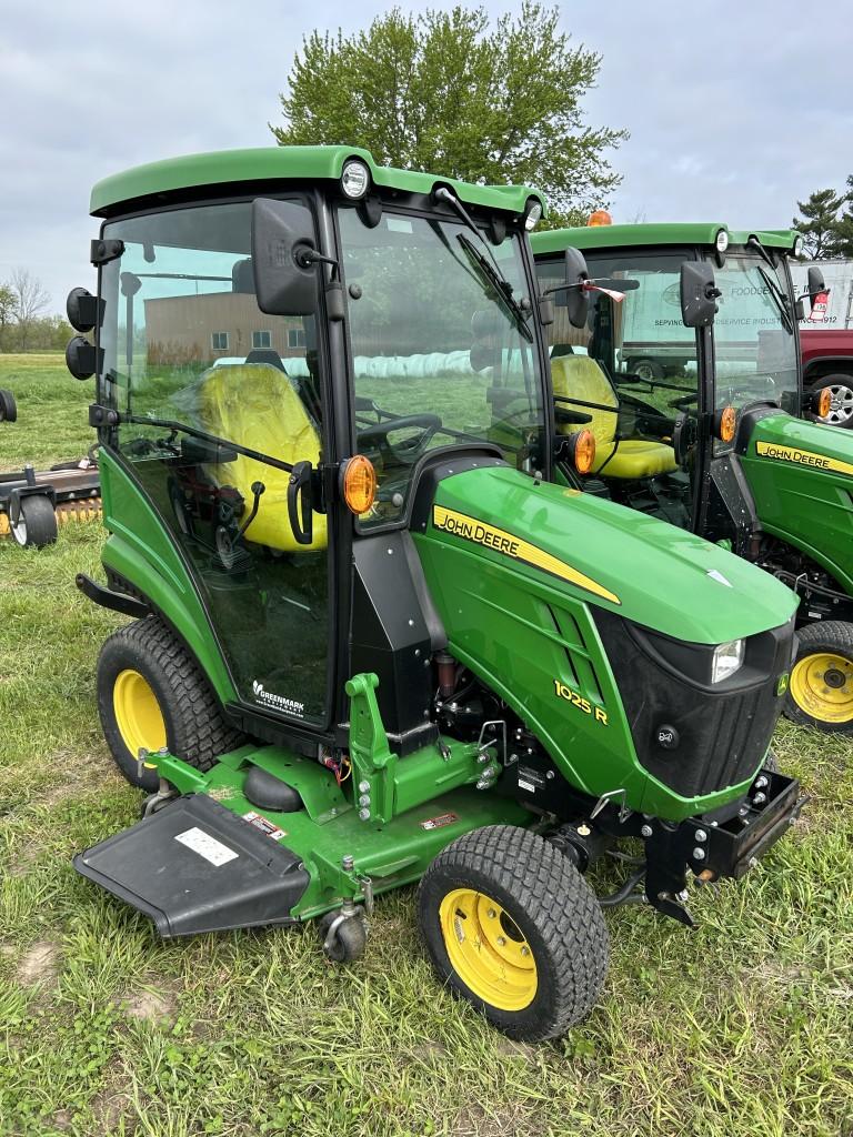 JOHN DEERE 1025R TRACTOR, CAB, HEAT/AC, 4WD, YANMAR 1.267L DIESEL, 3PT, PTO, 2 MIDDLE HYDRAULIC OUTL