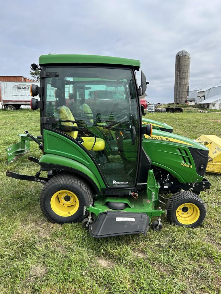 JOHN DEERE 1025R TRACTOR, CAB, HEAT/AC, 4WD, YANMAR 1.267L DIESEL, 3PT, PTO, 2 MIDDLE HYDRAULIC OUTL