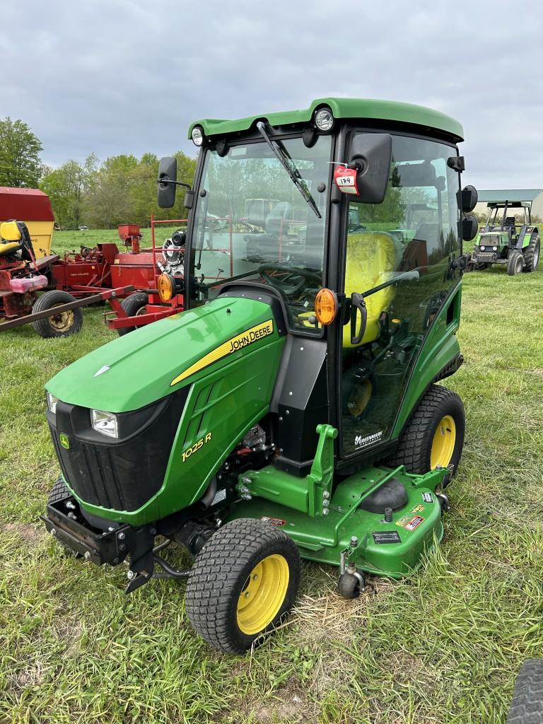 JOHN DEERE 1025R TRACTOR, CAB, HEAT/AC, 4WD, YANMAR 1.267L DIESEL, 3PT, PTO, 2 MIDDLE HYDRAULIC OUTL