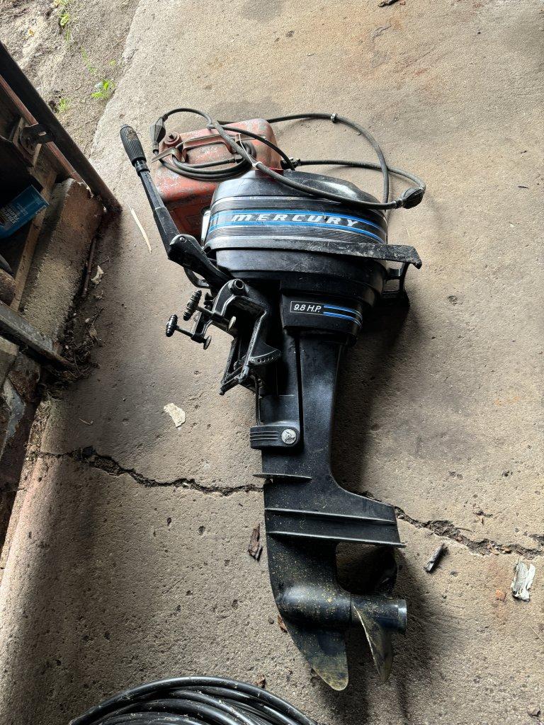 MERCURY 9.8HP OUTBOARD MOTOR WITH GAS TANK