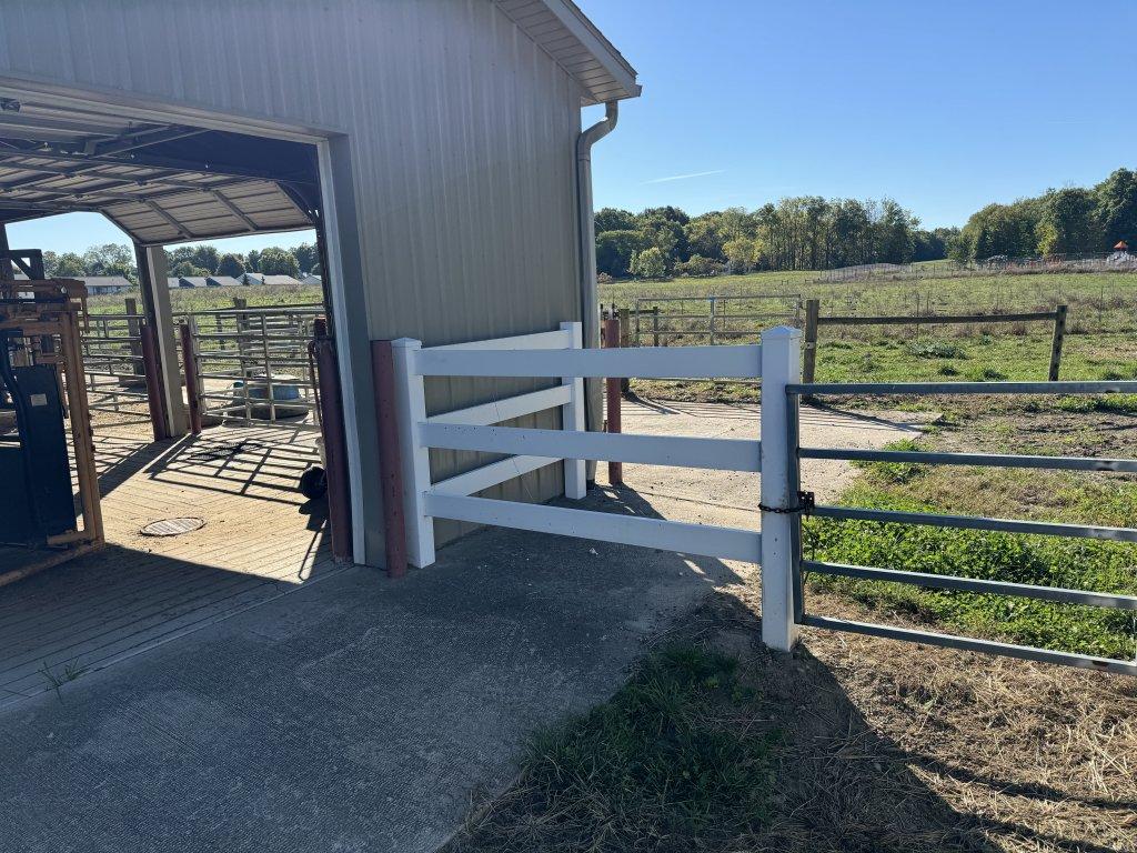 8' SECTIONS OF FENCING (25 QTY.)