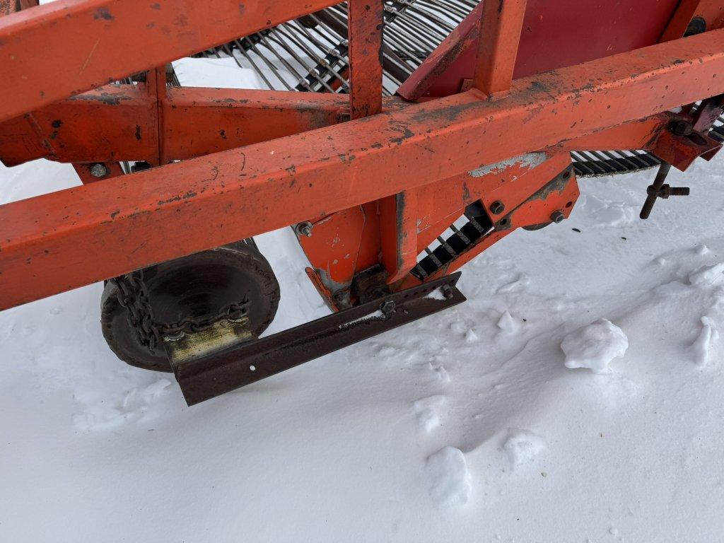 1990 AMAC F2 CARROT HARVESTER, 6' WIDE, SIDE FOLDING AUGER, PULL TYPE, PTO, CHAIN CONVEYORS, S/N: 50