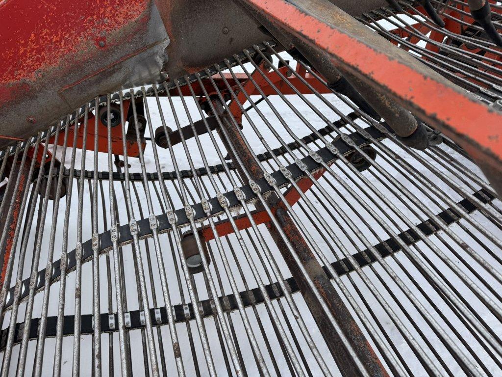 1990 AMAC F2 CARROT HARVESTER, 6' WIDE, SIDE FOLDING AUGER, PULL TYPE, PTO, CHAIN CONVEYORS, S/N: 50
