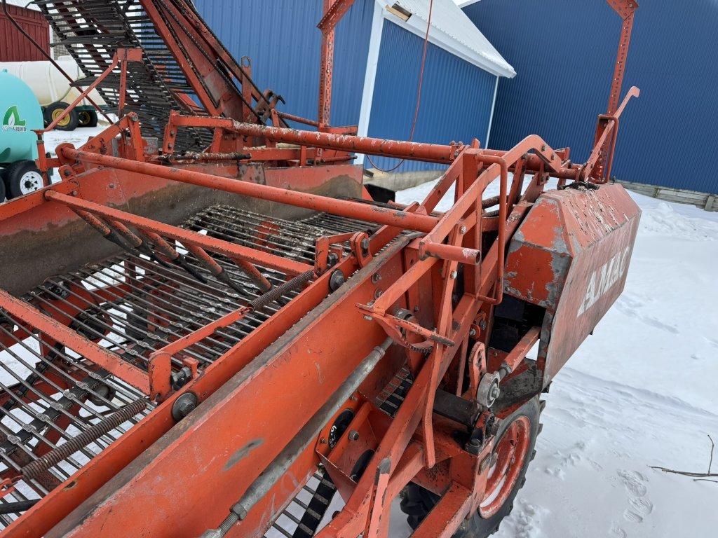 1990 AMAC F2 CARROT HARVESTER, 6' WIDE, SIDE FOLDING AUGER, PULL TYPE, PTO, CHAIN CONVEYORS, S/N: 50