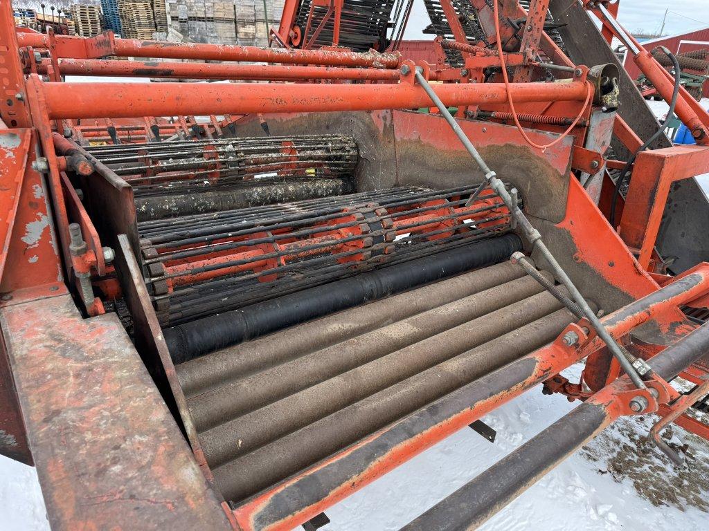 1990 AMAC F2 CARROT HARVESTER, 6' WIDE, SIDE FOLDING AUGER, PULL TYPE, PTO, CHAIN CONVEYORS, S/N: 50