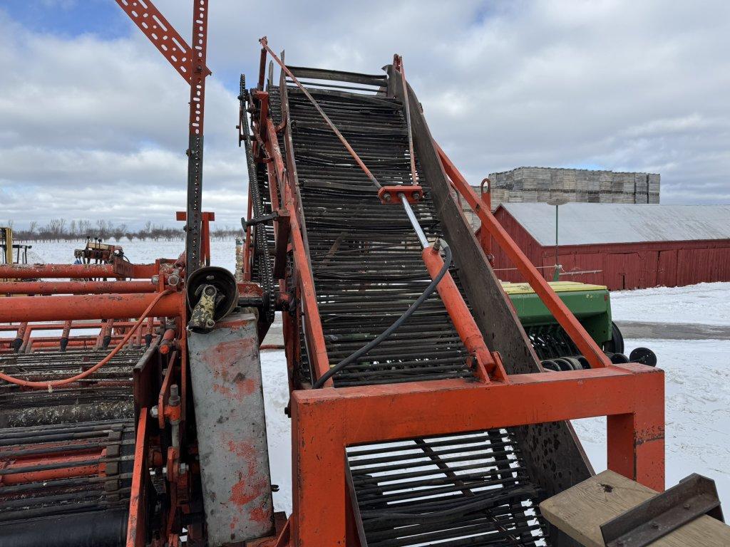 1990 AMAC F2 CARROT HARVESTER, 6' WIDE, SIDE FOLDING AUGER, PULL TYPE, PTO, CHAIN CONVEYORS, S/N: 50