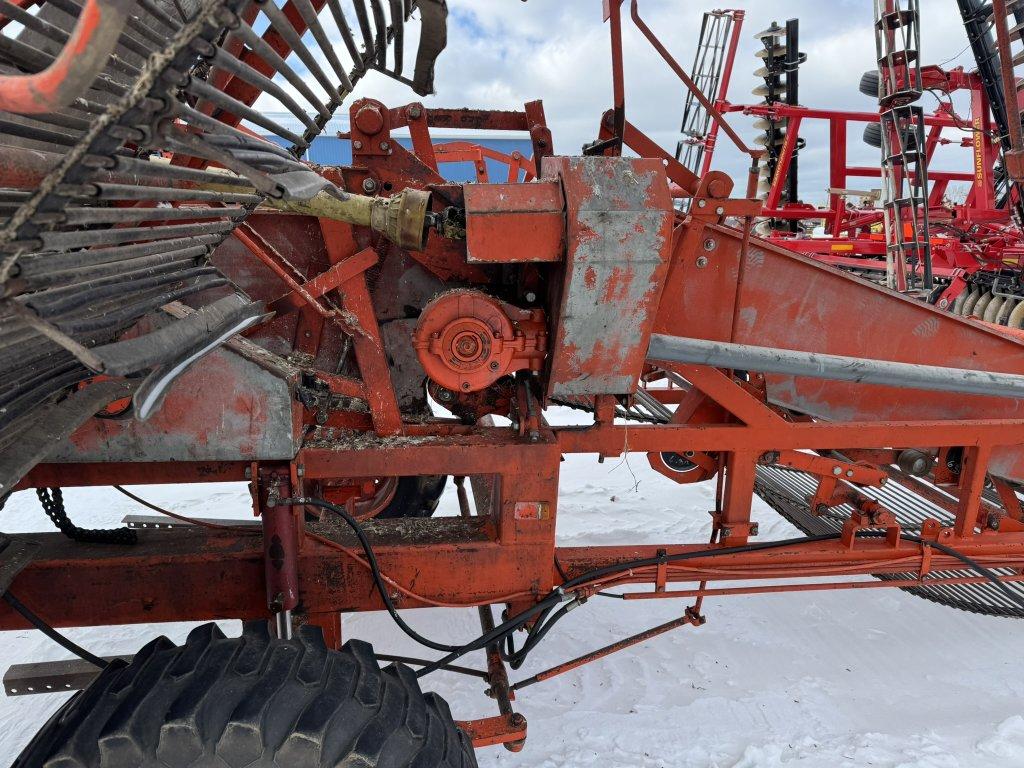 1990 AMAC F2 CARROT HARVESTER, 6' WIDE, SIDE FOLDING AUGER, PULL TYPE, PTO, CHAIN CONVEYORS, S/N: 50