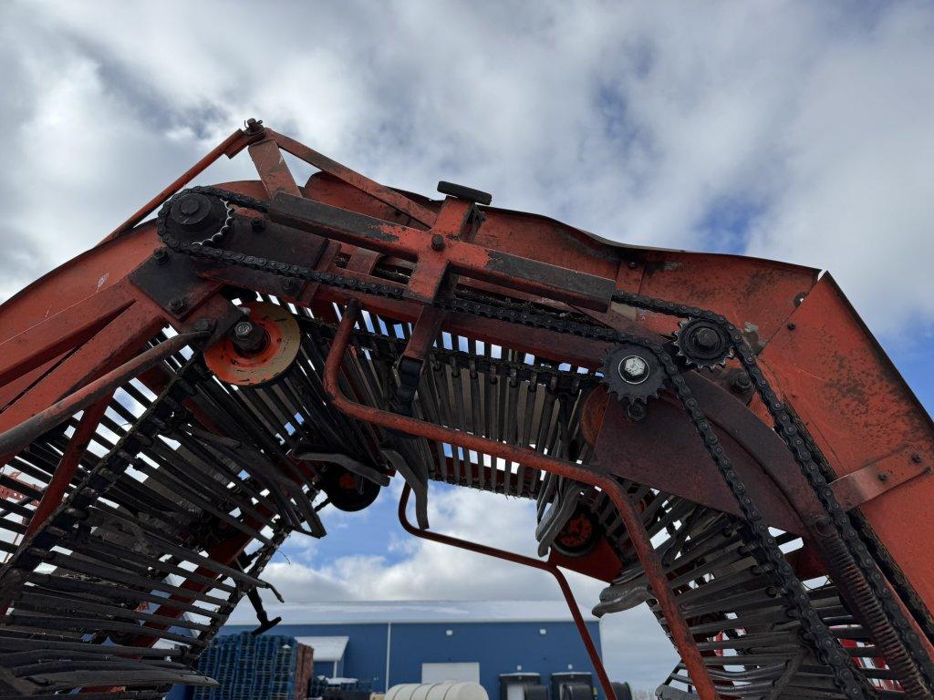 1990 AMAC F2 CARROT HARVESTER, 6' WIDE, SIDE FOLDING AUGER, PULL TYPE, PTO, CHAIN CONVEYORS, S/N: 50