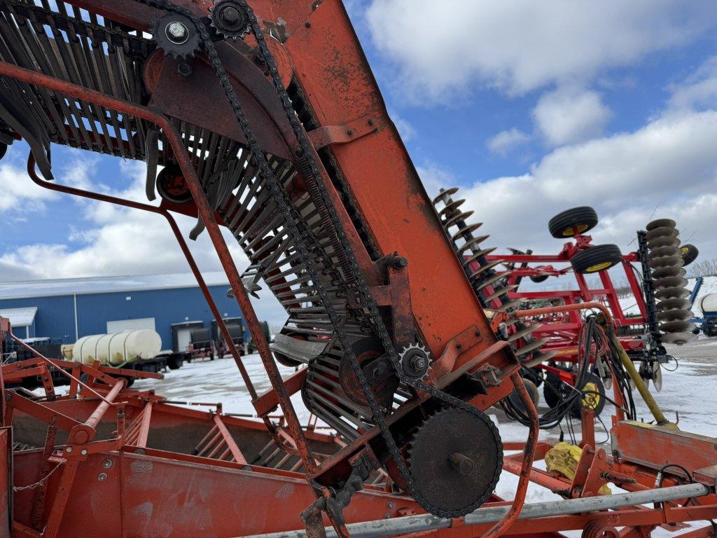 1990 AMAC F2 CARROT HARVESTER, 6' WIDE, SIDE FOLDING AUGER, PULL TYPE, PTO, CHAIN CONVEYORS, S/N: 50