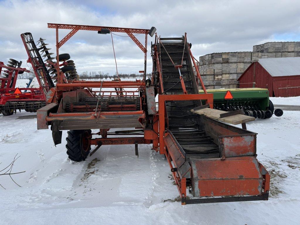 1990 AMAC F2 CARROT HARVESTER, 6' WIDE, SIDE FOLDING AUGER, PULL TYPE, PTO, CHAIN CONVEYORS, S/N: 50