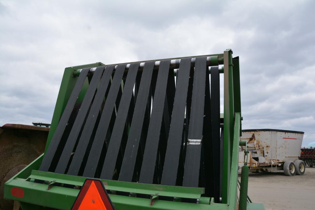 John Deere 510 round baler